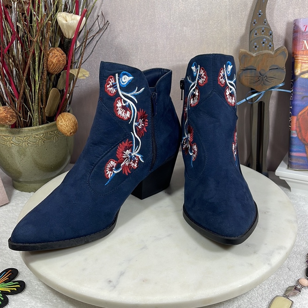 “Vivien” Embroidered Ankle Boots By Carlos Santana - Nwt View 2